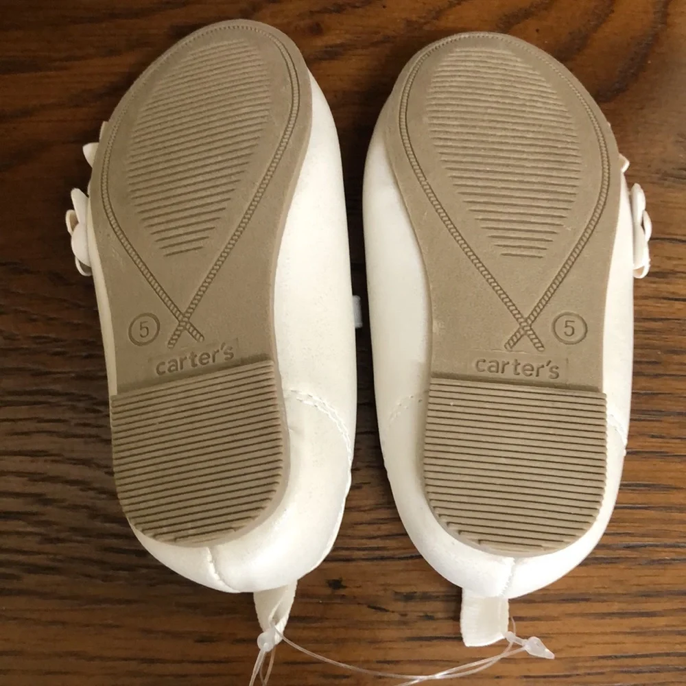 New baby girls slip on Mary Jane shoes with decorative flowers. Sz 5. Off white.